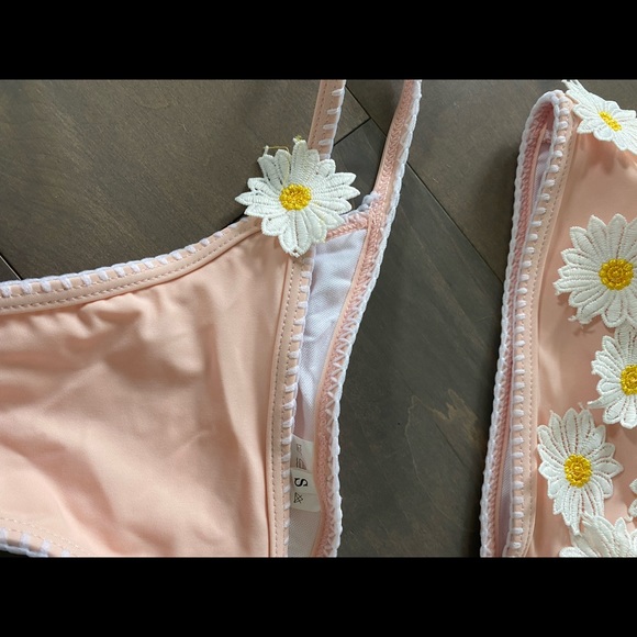 Brand new, never worn with liner. Light pink bikini. Size S. Daisy detail. - Picture 10 of 10